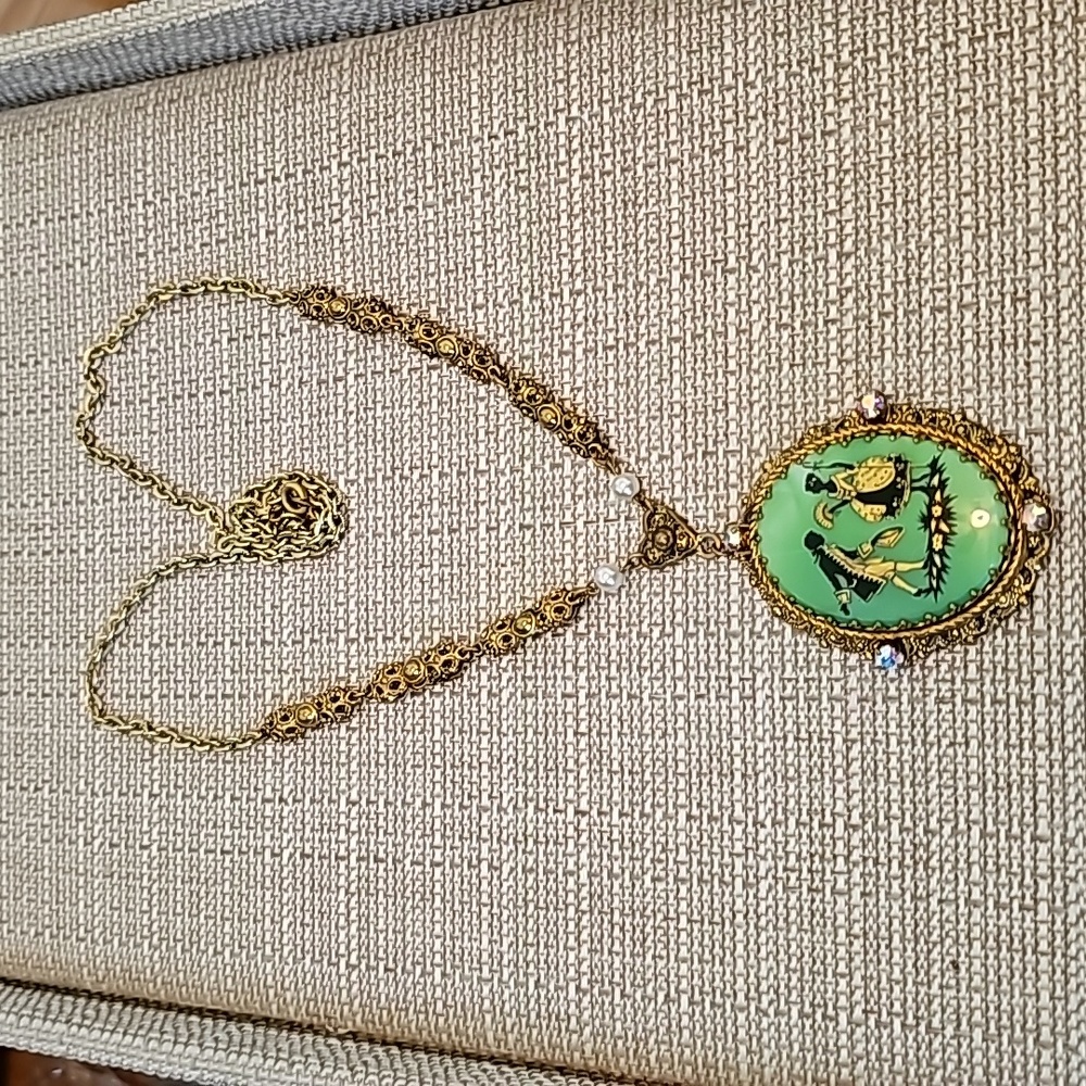 Gorgeous Vintage Courting Couple Necklace